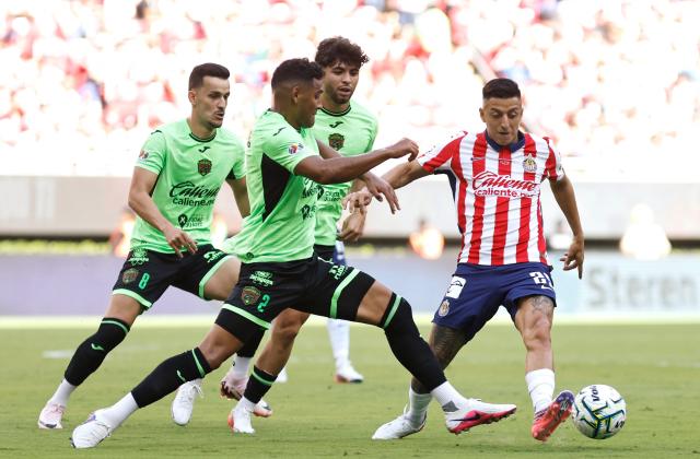 Juarez's Colombian defender #02 Gilberto Sepulveda and Guadalajara's forward #25 Roberto Alvarado fight for the ball during the Liga MX Apertura football match between Guadalajara and Juarez at the Akron stadium in Zapopan, Jalisco, Mexico on July 25, 2026. (Photo by ULISES RUIZ / AFP)