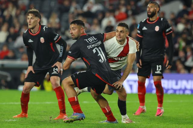 River Plate's Colombian forward #19 Rafael Santos Borre and Barracas Central's defender #31 Nicolas Demartini fight for the ball during the Argentine Professional League 2026 Clausura football match between River Plate and Barracas Central at MAS Monumental Stadium in Buenos Aires on July 25, 2026. (Photo by Alejandro PAGNI / AFP)