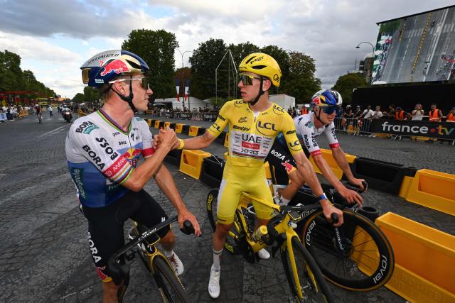 UAE Team Emirates - XRG's Slovenian rider Tadej Pogacar celebrates his overall victory with Red Bull - BORA - hansgrohe team's Belgian rider Remco Evenepoel after the 21st stage of the 113th edition of the Tour de France cycling race, 88,7 km starting and finishing in Paris, on July 26, 2026. (Photo by Dario Belingheri / POOL / AFP)