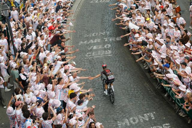 TOPSHOT - Tudor Pro Cycling Team's French rider Julian Alaphilippe interacts with the crowd as he cycles up Rue Lepic on the ascent of the Butte de Montmartre during the 21st stage of the 113th edition of the Tour de France cycling race, 88,7 km starting and finishing in Paris, on July 26, 2026. (Photo by GEOFFROY VAN DER HASSELT / AFP)