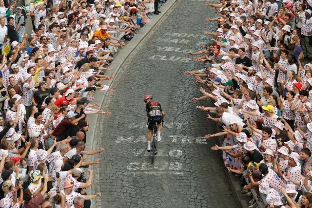 Tudor Pro Cycling Team's French rider Julian Alaphilippe interacts with the crowd as he cycles up Rue Lepic on the ascent of the Butte de Montmartre during the 21st stage of the 113th edition of the Tour de France cycling race, 88,7 km starting and finishing in Paris, on July 26, 2026. (Photo by GEOFFROY VAN DER HASSELT / AFP)
