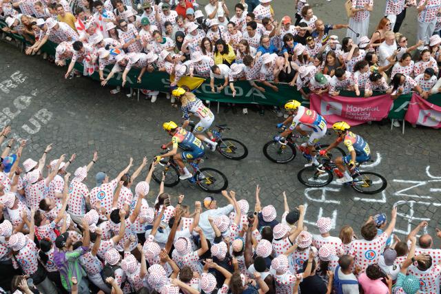 Lidl - Trek riders cycle up Rue Lepic on the ascent of the Butte de Montmartre during the 21st stage of the 113th edition of the Tour de France cycling race, 88,7 km starting and finishing in Paris, on July 26, 2026. (Photo by GEOFFROY VAN DER HASSELT / AFP)