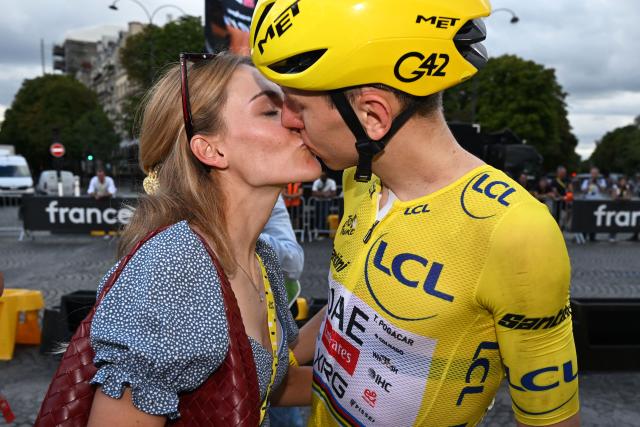UAE Team Emirates - XRG's Slovenian rider Tadej Pogacar celebrates with his partner Slovenian rider Urska Zigart his overall victory after the 21st stage of the 113th edition of the Tour de France cycling race, 88,7 km starting and finishing in Paris, on July 26, 2026. (Photo by Dario Belingheri / POOL / AFP)