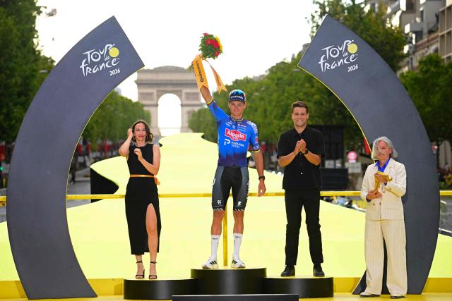 Alpecin - Premier Tech team's Dutch rider Mathieu van der Poel celebrates on the podium after winning the 21st stage of the 113th edition of the Tour de France cycling race, 88,7 km starting and finishing in Paris, on July 26, 2026. (Photo by Bernard PAPON / POOL / AFP)