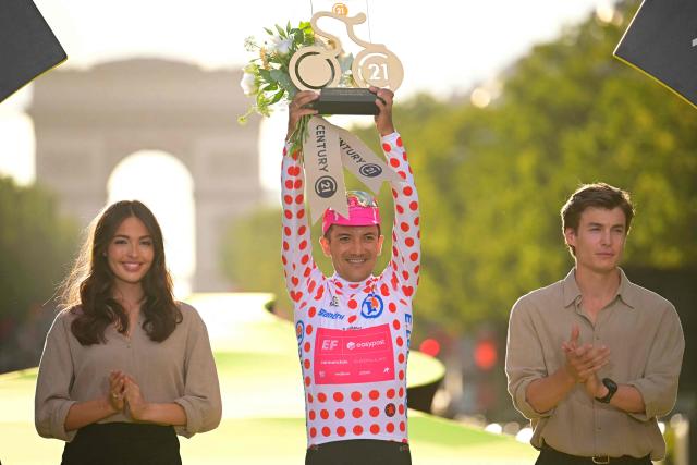EF Education - EasyPost team's Ecuadorian rider Richard Carapaz celebrates on the podium with the most combative rider award after the 21st stage of the 113th edition of the Tour de France cycling race, 88,7 km starting and finishing in Paris, on July 26, 2026. (Photo by Bernard PAPON / POOL / AFP)