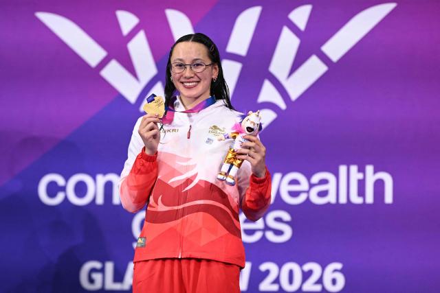 England's Alice Tai celebrates with their bronze medal during the Women's 100m Backstroke S9 medal ceremony at the swimming event at the Tollcross International Swimming Centre in Glasgow, on day three of the Commonwealth Games in Glasgow, Scotland, on July 26, 2026. (Photo by Oli SCARFF / AFP)