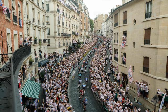 (FILES) The pack of riders (peloton) cycles up Rue Lepic on the ascent of the Butte de Montmartre during the 21st stage of the 113th edition of the Tour de France cycling race, 88,7 km starting and finishing in Paris, on July 26, 2026. (Photo by GEOFFROY VAN DER HASSELT / AFP)
