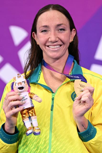Australia's Lani Pallister celebrates with their gold medal during the medal ceremony for the Women's 1500m Freestyle at the swimming event at the Tollcross International Swimming Centre in Glasgow, on day three of the Commonwealth Games in Glasgow, Scotland, on July 26, 2026. (Photo by Oli SCARFF / AFP)
