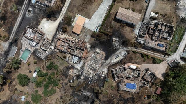 This aerial view shows damaged houses in a burnt area in the town of Le Porge, following a wildfire in the Gironde Department, south-western France, on July 27, 2026. After several days of uninterrupted spread of the massive wildfire on the outskirts of Bordeaux, the situation remained generally stable overnight from July 26 to 27, but authorities are concerned about the arrival of a heat wave. (Photo by Ed JONES / AFP)
