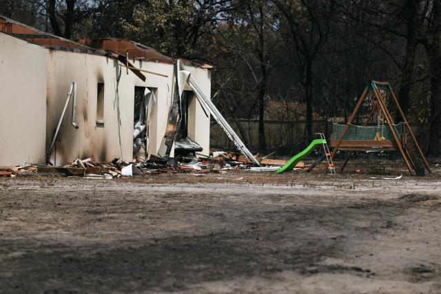 This photograph shows a burnt house in Andernos-les-Bains, some 40 km from Bordeaux, on July 27, 2026, as a wildfire rages through the forest in Gironde, southwestern France. A massive wildfire in France's Gironde department, home to Bordeaux, remained "broadly stable overnight," the local authority said on July 27, 2026. "The situation remained broadly stable overnight, with no major developments. Security and emergency services remain fully mobilised and are continuing their operations on the ground," the local authority said in a statement. (Photo by Alain JOCARD / AFP)
