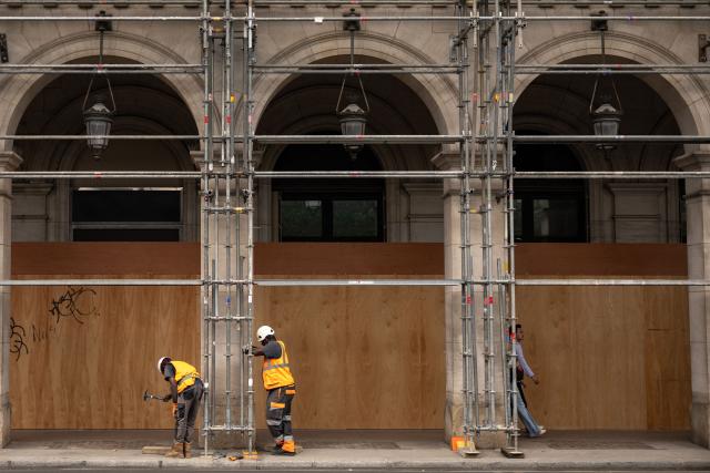 Workers erect scaffoldings on the facade of a building on Rue de Rivoli in Paris on July 27, 2026. (Photo by Guillaume BAPTISTE / AFP)