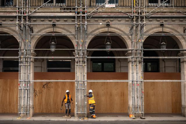 Workers erect scaffoldings on the facade of a building on Rue de Rivoli in Paris on July 27, 2026. (Photo by Guillaume BAPTISTE / AFP)