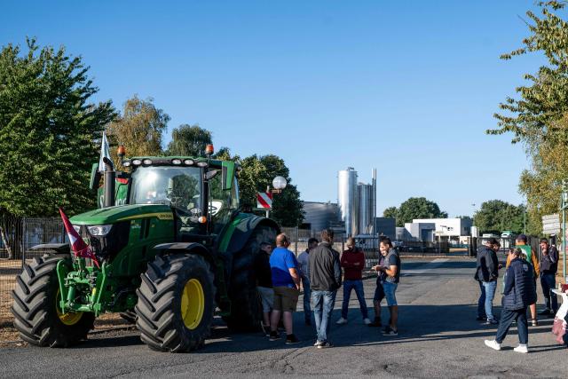 French farmers from agricultural unions FDSEA (Departmental Federation of Agricultural Holders) and JA (Young Farmers) block the entrance of a slaughterhouse Socopa (a branch of the Bigard group) to protest against beef price declines, in la Roche-sur-Yon, western France on July 28, 2026. (Photo by Sebastien Salom-Gomis / AFP)