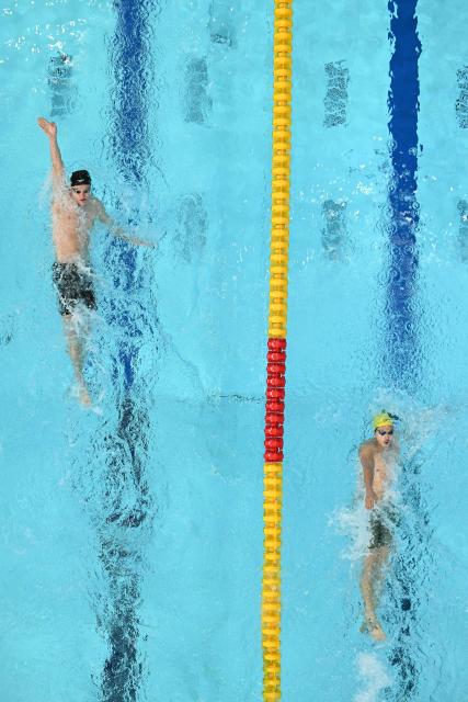 New Zealand's Lewis Clareburt (L) and Australia's Se-Bom Lee competes in the Men's 400m Individual Medley - Heats at the swimming event at the Tollcross International Swimming Centre in Glasgow, on day five of the Commonwealth Games in Glasgow, Scotland, on July 28, 2026. (Photo by Oli SCARFF / AFP)