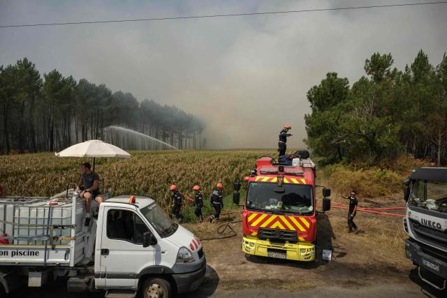 Firefighters and volunteers tackle a wildfire near Lanton, east of the Arcachon Bay, west of Bordeaux on July 29, 2026, during wildfires in the Gironde region, southwestern France. The Gironde and neighbouring Landes departments are under an orange-level warning from midday on July 29, with inland temperatures of 41C forecast and 38C on the coast. (Photo by Ed JONES / AFP)
