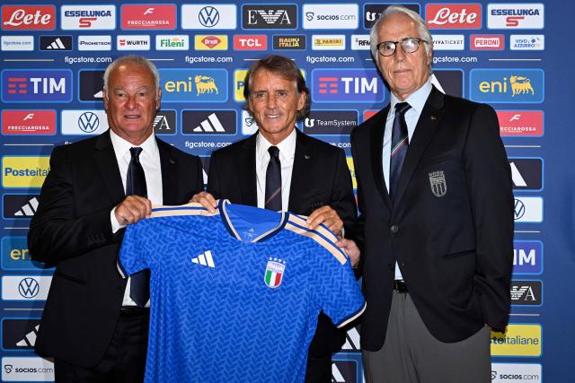 Newly appointed Italy head coach Roberto Mancini (C) poses with Claudio Ranieri (L), technical director of the Italian Football Federation (FIGC), and the President of the FIGC, Giovanni Malago (R), before a press conference in Rome on July 29, 2026. Roberto Mancini has been named the head coach of Italy national team for a second time, tasked with revitalising the Azzurri who have missed out on the last three World Cups, FIGC president said on July 29, 2026. (Photo by Tiziana FABI / AFP)