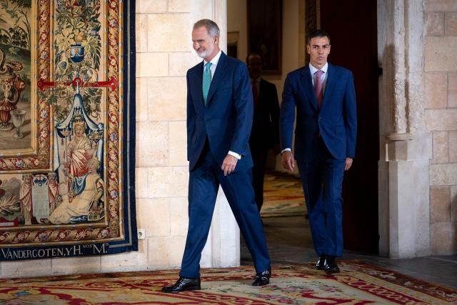 Spanish King Felipe VI (L) and Spanish Prime Minister Pedro Sanchez walk during a meeting at the Almudaina Palace in Palma de Mallorca, Spain, on July 29, 2026. (Photo by JAIME REINA / AFP)