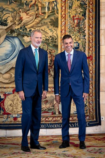Spanish King Felipe VI (L) and Spanish Prime Minister Pedro Sanchez pose during a meeting at the Almudaina Palace in Palma de Mallorca, Spain, on July 29, 2026. (Photo by JAIME REINA / AFP)
