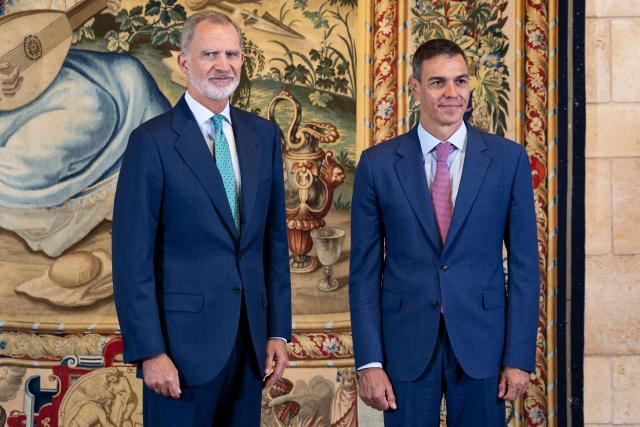 Spanish King Felipe VI (L) and Spanish Prime Minister Pedro Sanchez pose during a meeting at the Almudaina Palace in Palma de Mallorca, Spain, on July 29, 2026. (Photo by JAIME REINA / AFP)