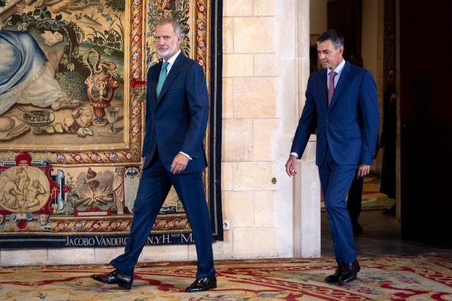 Spanish King Felipe VI (L) and Spanish Prime Minister Pedro Sanchez walk during a meeting at the Almudaina Palace in Palma de Mallorca, Spain, on July 29, 2026. (Photo by JAIME REINA / AFP)