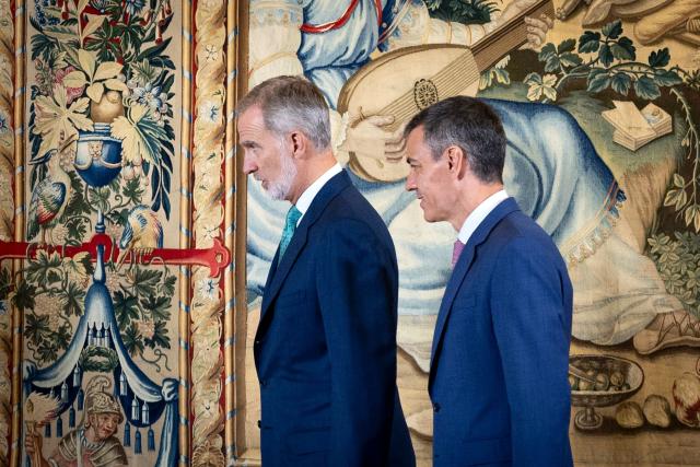 Spanish King Felipe VI (L) and Spanish Prime Minister Pedro Sanchez walk during a meeting at the Almudaina Palace in Palma de Mallorca, Spain, on July 29, 2026. (Photo by JAIME REINA / AFP)