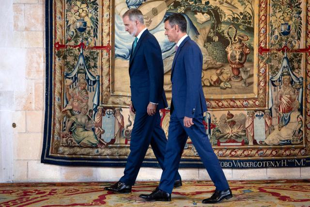 Spanish King Felipe VI (L) and Spanish Prime Minister Pedro Sanchez walk during a meeting at the Almudaina Palace in Palma de Mallorca, Spain, on July 29, 2026. (Photo by JAIME REINA / AFP)