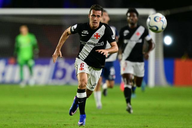 Vasco da Gama's Italian defender #06 Lucas Piton runs for the ball during the second leg of the Copa Sudamericana knockout round play-off football match between Brazil's Vasco da Gama and Colombia's Independiente Medellin at the Sao Januario stadium, in Rio de Janeiro, Brazil, on July 29, 2026. (Photo by Pablo PORCIUNCULA / AFP)