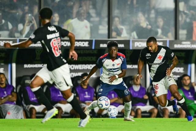 Independiente Medellin's defender #13 Jhan Mena (L) and Vasco da Gama's defender #96 Paulo Henrique fight for the ball during the second leg of the Copa Sudamericana knockout round play-off football match between Brazil's Vasco da Gama and Colombia's Independiente Medellin at the Sao Januario stadium, in Rio de Janeiro, Brazil, on July 29, 2026. (Photo by Pablo PORCIUNCULA / AFP)