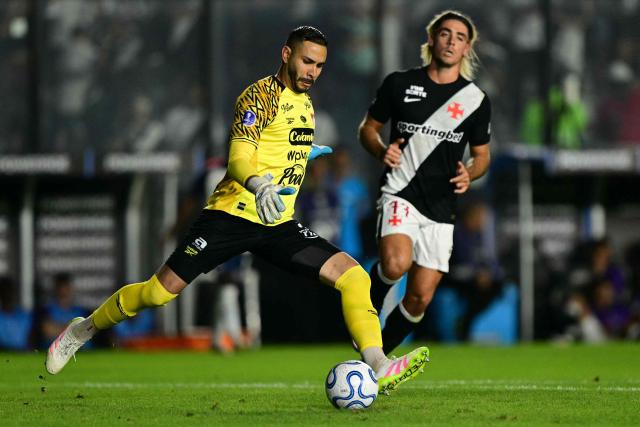 Independiente Medellin's goalkeeper #25 Eder Chaux kicks the ball past Vasco da Gama's Argentinian forward #77 Claudio Spinelli during the second leg of the Copa Sudamericana knockout round play-off football match between Brazil's Vasco da Gama and Colombia's Independiente Medellin at the Sao Januario stadium, in Rio de Janeiro, Brazil, on July 29, 2026. (Photo by Pablo PORCIUNCULA / AFP)
