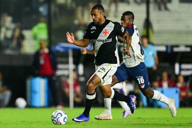 Vasco da Gama's defender #96 Paulo Henrique (L) and Independiente Medellin's midfielder #16 Halam Loboa fight for the ball during the second leg of the Copa Sudamericana knockout round play-off football match between Brazil's Vasco da Gama and Colombia's Independiente Medellin at the Sao Januario stadium, in Rio de Janeiro, Brazil, on July 29, 2026. (Photo by Pablo PORCIUNCULA / AFP)