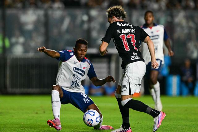 Independiente Medellin's forward #28 Andres Davila (L) and Vasco da Gama's Portuguese midfielder #17 Nuno Moreira fight for the ball during the second leg of the Copa Sudamericana knockout round play-off football match between Brazil's Vasco da Gama and Colombia's Independiente Medellin at the Sao Januario stadium, in Rio de Janeiro, Brazil, on July 29, 2026. (Photo by Pablo PORCIUNCULA / AFP)