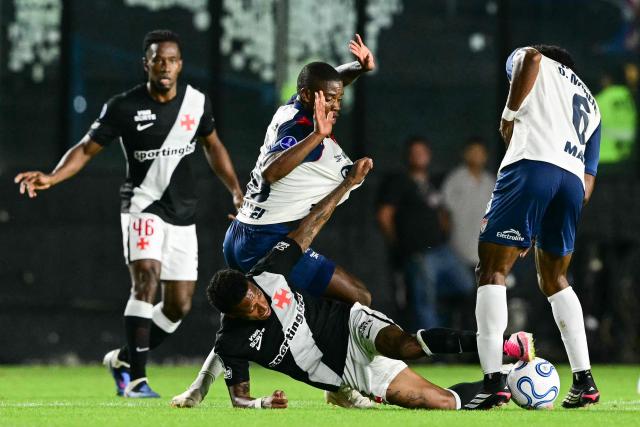 Vasco da Gama's midfielder #03 Tche Tche (bottom) fights for the ball with Independiente Medellin's midfielder #16 Halam Loboa and midfielder #06 Didier Moreno during the second leg of the Copa Sudamericana knockout round play-off football match between Brazil's Vasco da Gama and Colombia's Independiente Medellin at the Sao Januario stadium, in Rio de Janeiro, Brazil, on July 29, 2026. (Photo by Pablo PORCIUNCULA / AFP)