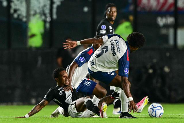 Vasco da Gama's midfielder #03 Tche Tche (L) fights for the ball with Independiente Medellin's midfielder #16 Halam Loboa (back) and midfielder #06 Didier Moreno during the second leg of the Copa Sudamericana knockout round play-off football match between Brazil's Vasco da Gama and Colombia's Independiente Medellin at the Sao Januario stadium, in Rio de Janeiro, Brazil, on July 29, 2026. (Photo by Pablo PORCIUNCULA / AFP)