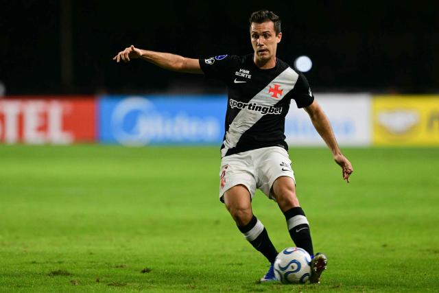 Vasco da Gama's Italian defender #06 Lucas Piton controls the ball during the second leg of the Copa Sudamericana knockout round play-off football match between Brazil's Vasco da Gama and Colombia's Independiente Medellin at the Sao Januario stadium, in Rio de Janeiro, Brazil, on July 29, 2026. (Photo by Pablo PORCIUNCULA / AFP)