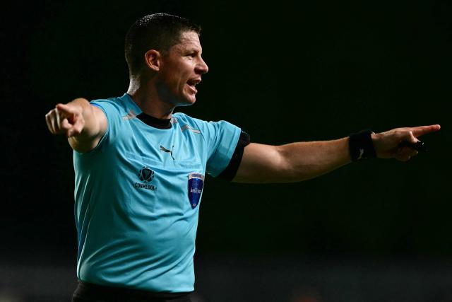 Argentine referee Maximiliano Ramirez gestures during the second leg of the Copa Sudamericana knockout round play-off football match between Brazil's Vasco da Gama and Colombia's Independiente Medellin at the Sao Januario stadium, in Rio de Janeiro, Brazil, on July 29, 2026. (Photo by Pablo PORCIUNCULA / AFP)