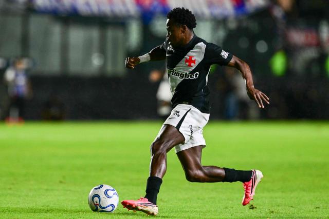 Vasco da Gama's Colombian forward #11 Andres Gomez controls the ball during the second leg of the Copa Sudamericana knockout round play-off football match between Brazil's Vasco da Gama and Colombia's Independiente Medellin at the Sao Januario stadium, in Rio de Janeiro, Brazil, on July 29, 2026. (Photo by Pablo PORCIUNCULA / AFP)