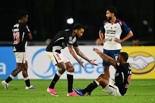 Vasco da Gama's defender #96 Paulo Henrique (R) celebrates with teammate midfielder #08 Jair after winning the second leg of the Copa Sudamericana knockout round play-off football match between Brazil's Vasco da Gama and Colombia's Independiente Medellin at the Sao Januario stadium, in Rio de Janeiro, Brazil, on July 29, 2026. (Photo by Pablo PORCIUNCULA / AFP)