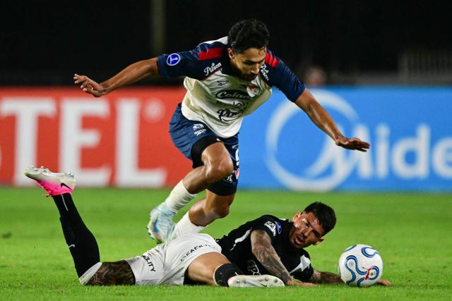 Independiente Medellin's forward #09 Jeison Medina (top) and Vasco da Gama's Uruguayan defender #04 Alan Saldivia fight for the ball during the second leg of the Copa Sudamericana knockout round play-off football match between Brazil's Vasco da Gama and Colombia's Independiente Medellin at the Sao Januario stadium, in Rio de Janeiro, Brazil, on July 29, 2026. (Photo by Pablo PORCIUNCULA / AFP)