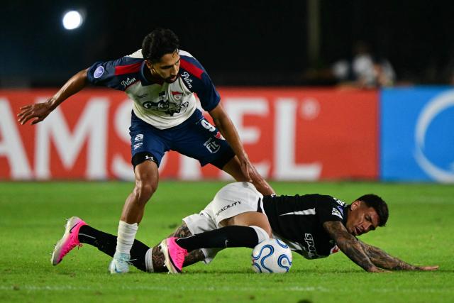 Independiente Medellin's forward #09 Jeison Medina (L) and Vasco da Gama's Uruguayan defender #04 Alan Saldivia fight for the ball during the second leg of the Copa Sudamericana knockout round play-off football match between Brazil's Vasco da Gama and Colombia's Independiente Medellin at the Sao Januario stadium, in Rio de Janeiro, Brazil, on July 29, 2026. (Photo by Pablo PORCIUNCULA / AFP)