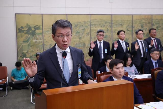 Former KFA President Chung Mong-gyu takes his oath during a hearing on the Korea Football Association (KFA) over a controversy surrounding its management at the National Assembly in Seoul on July 30, 2026. Hong, a former national team defender, resigned on July 26, after South Korea finished the World Cup 2026 group stage with one win and two losses, dashing hopes of a deep run led by captain Son Heung-min. (Photo by Chung Sung-Jun / POOL / AFP)