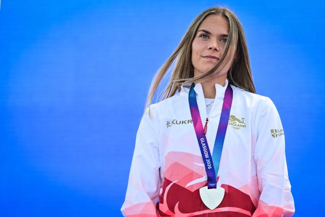 (From L) Silver medallist England's Elise Thorner celebrates on the podium after competing in the women's 3000m steeplechase during the athletics event at the Scotstoun Stadium in Glasgow, on day seven of the Commonwealth Games in Glasgow, Scotland, on July 30, 2026. (Photo by ANDY BUCHANAN / AFP)