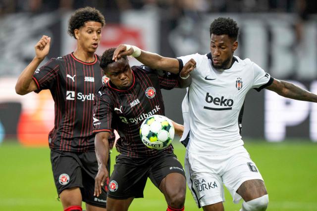 Midtjylland's Bissau-Guinean forward Dju Franculino (C) and Besiktas's  Panamanian defender Amir Murillo (R) vie for the ball during the UEFA Europa League second qualifying round second leg football match between FC Midtjylland and Besiktas JK in the MCH Arena in Herning, Denmark, on July 30, 2026. (Photo by Bo Amstrup / Ritzau Scanpix / AFP) / Denmark OUT