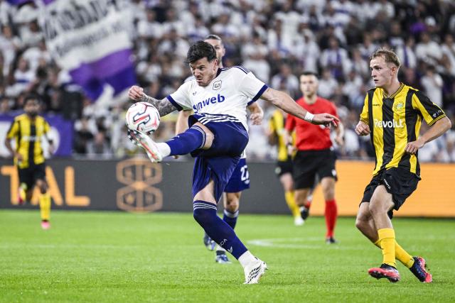 Anderlecht's French defender #4 Giulian Biancone (L) and Hammarby's Danish forward #9 Victor Lind during the UEFA Europa League second qualifying round second leg football match between Anderlecht and Hammarby at the Constant Vanden Stock Stadium in Brussels on July 30, 2026. (Photo by Tom Goyvaerts / Belga / AFP) / Belgium OUT