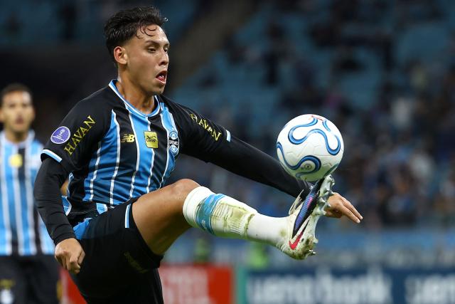 Gremio's Peruvian midfielder #19 Erick Noriega controls the ball during the second leg of the Copa Sudamericana knockout round play-off football match between Brazil's Gremio and Bolivia's Bolivar at the Arena do Gremio stadium in Porto Alegre, state of Rio Grande do Sul, Brazil, on July 30, 2026. (Photo by SILVIO AVILA / AFP)