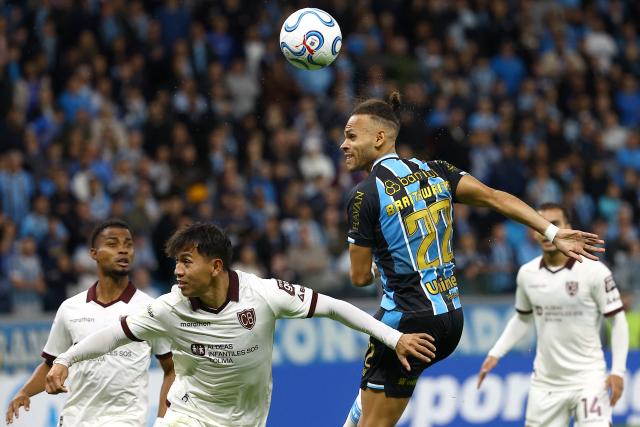 Gremio's Danish forward #22 Martin Braithwaite jumps for the ball during the second leg of the Copa Sudamericana knockout round play-off football match between Brazil's Gremio and Bolivia's Bolivar at the Arena do Gremio stadium in Porto Alegre, state of Rio Grande do Sul, Brazil, on July 30, 2026. (Photo by SILVIO AVILA / AFP)