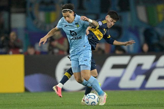 O'Higgins Argentine midfielder #07 Martin Sarrafiore and Boca Juniors' midfielder #10 Tomas Aranda fight for the ball during the second leg of the Copa Sudamericana knockout round play-off football match between Chile's O'Higgins and Argentina's Boca Juniors, at the Codelco El Teniente stadium in Rancagua, Chile, on July 30, 2026. (Photo by Rodrigo ARANGUA / AFP)