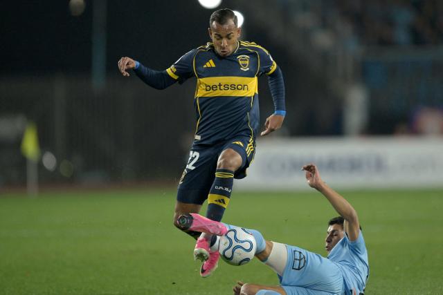 Boca Juniors' Colombian forward #22 Sebastian Villa and O'Higgins defender #06 Luis Pavez fight for the ball during the second leg of the Copa Sudamericana knockout round play-off football match between Chile's O'Higgins and Argentina's Boca Juniors, at the Codelco El Teniente stadium in Rancagua, Chile, on July 30, 2026. (Photo by Rodrigo ARANGUA / AFP)