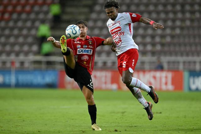 Caracas' defender #02 Eduardo Fereira and Santa Fe's midfielder #06 Kilian Toscano fight for the ball during the second leg of the Copa Sudamericana knockout round play-off football match between Venezuela's Caracas and Colombia's Independiente Santa Fe, at the Metropolitano de Cabudare stadium, in Barquisimeto, state of Lara, Venezuela, on July 30, 2026. (Photo by Federico PARRA / AFP)