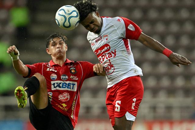 Caracas' defender #02 Eduardo Fereira and Santa Fe's midfielder #06 Kilian Toscano fight for the ball during the second leg of the Copa Sudamericana knockout round play-off football match between Venezuela's Caracas and Colombia's Independiente Santa Fe, at the Metropolitano de Cabudare stadium, in Barquisimeto, state of Lara, Venezuela, on July 30, 2026. (Photo by Federico PARRA / AFP)
