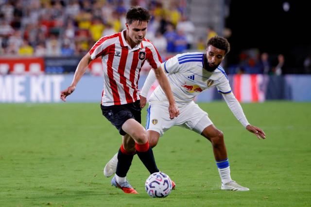Sunderland’s Ukrainian forward #57 Timur Tutierov (L) and Leeds United's English defender #02 Jayden Bogle (R) fight for the ball during the friendly football match between Sunderland and Leeds United at Sports Illustrated Stadium in Harrison, New Jersey, on July 30, 2026. (Photo by Leonardo MUNOZ / AFP)